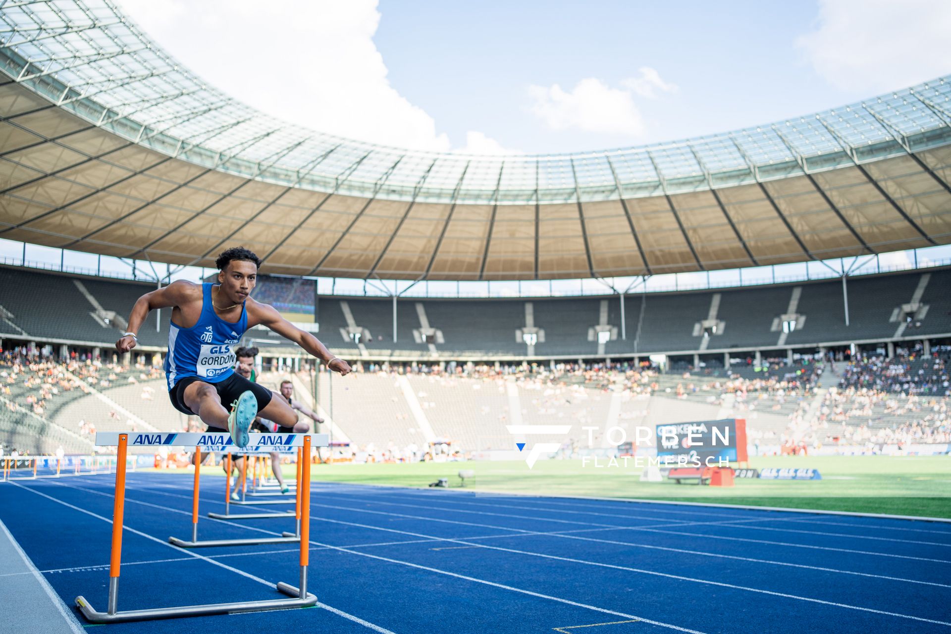 Jordan Gordon (OTB Osnabrueck) ueber 400m Huerden waehrend der deutschen Leichtathletik-Meisterschaften im Olympiastadion am 26.06.2022 in Berlin
